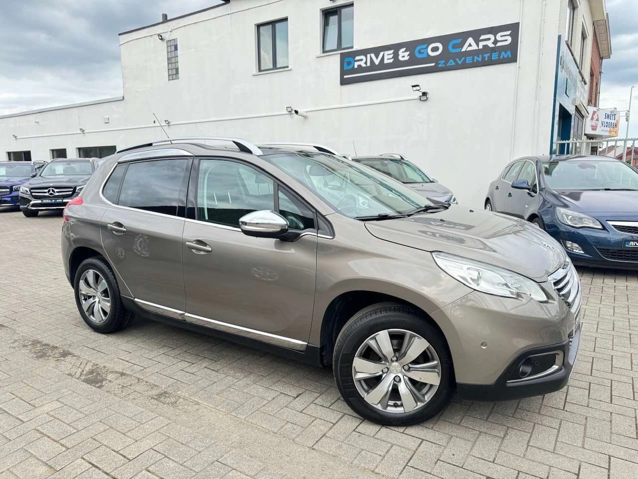Peugeot 2008 1.2i Benzine Allure ** 1 JAAR GARANTIE ** !!
